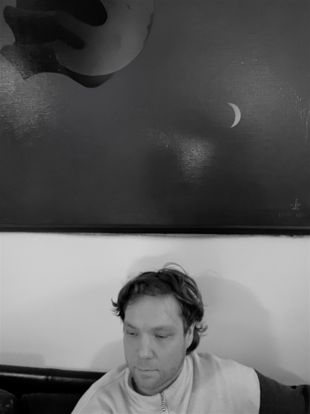 DJH1N1 istuu baarin penkillä