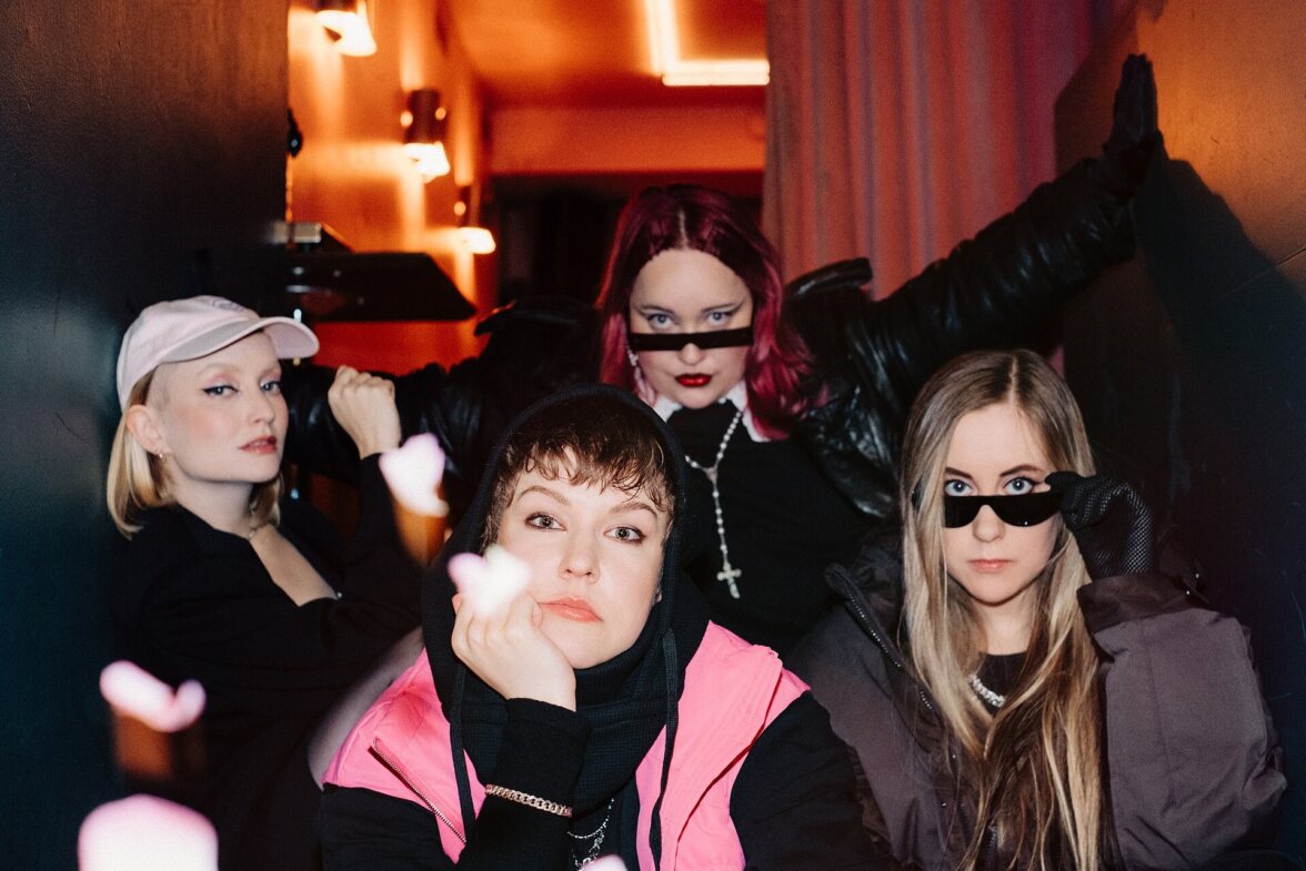 Bämän räppärit istuu baarissa ja katsoo kameraan